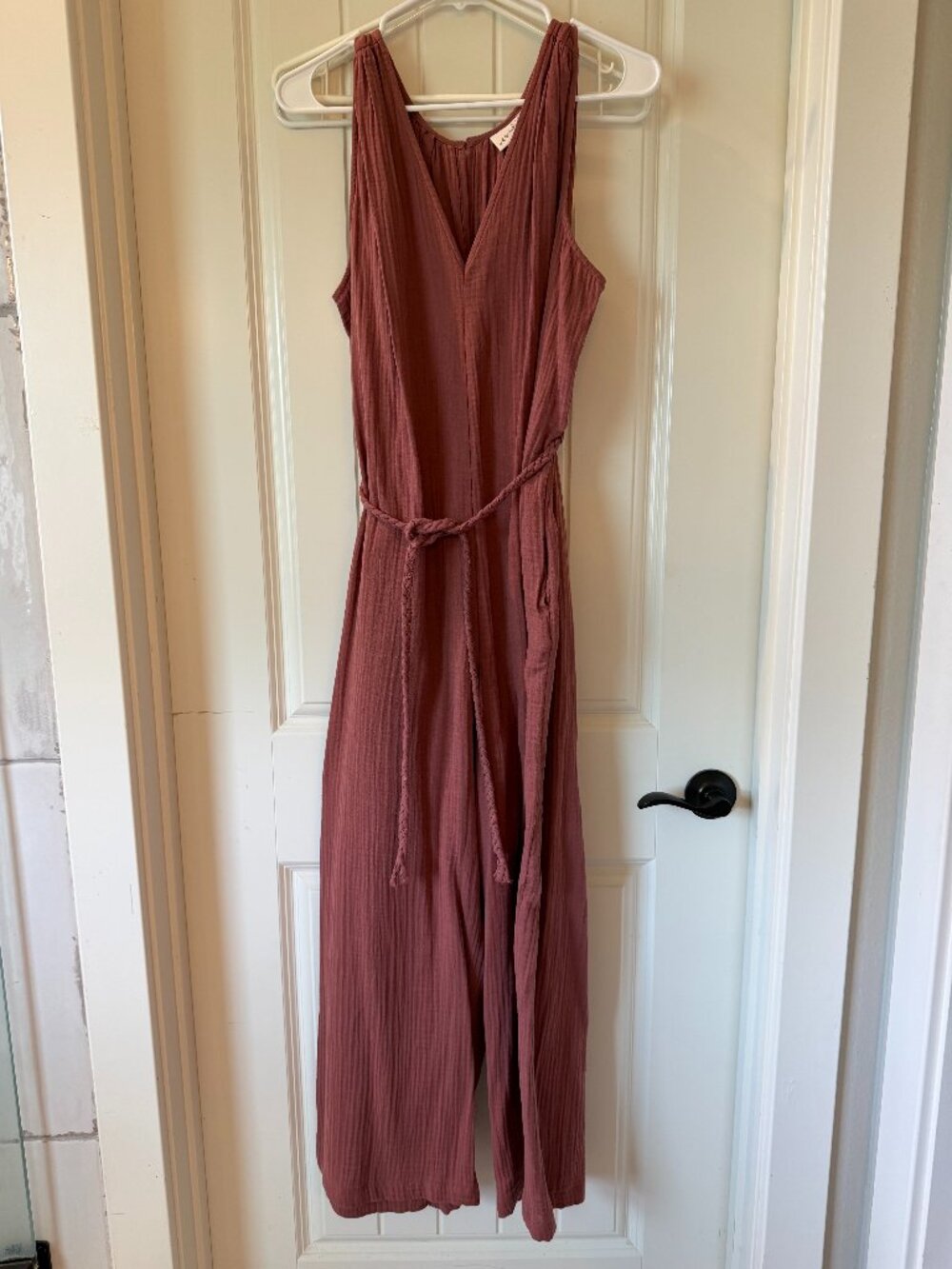 Universal Thread Jumpsuit. Perfect for summer.  Size medium. Gauzy Fabric. EUC